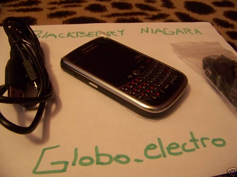 Illustration for article titled More Pictures of the BlackBerry Niagara 96xx: No More Blurrycam!